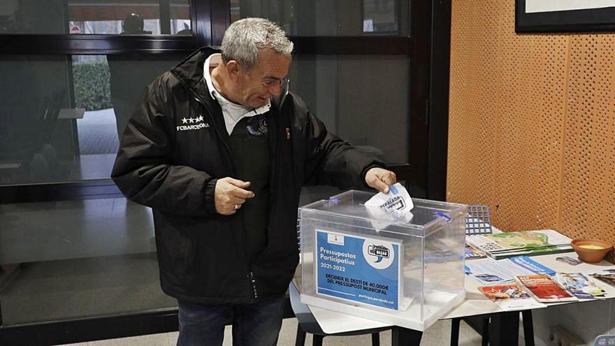 Un veí del municipi vota en una urna dels pressupostos participatius