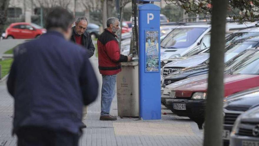 Conductores de vehículos, en uno de los parquímetros de Zalaeta. fran martínez