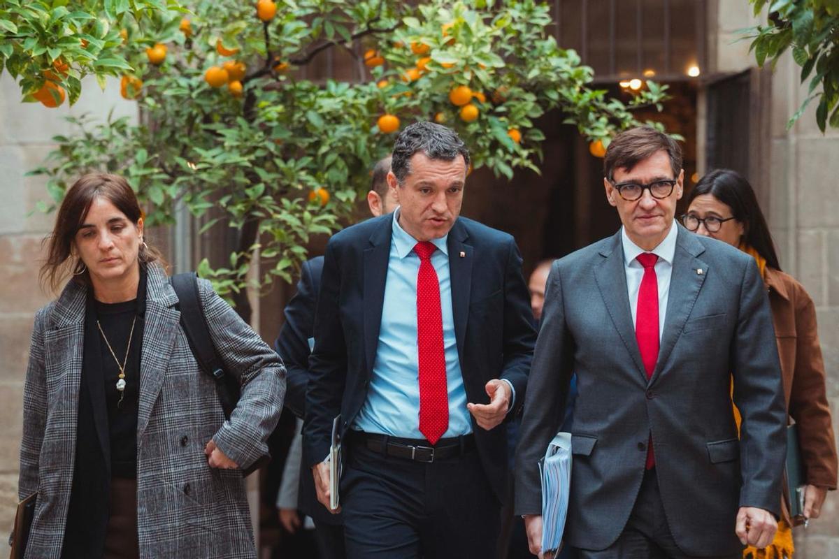 El president Salvador Illa, con los consellers de Agricultura, Òscar Ordeig, y de Universitats i Recerca, Núria Montserrat, a la salida de la reunión que han mantenido este martes en el Palau de la Generalitat.