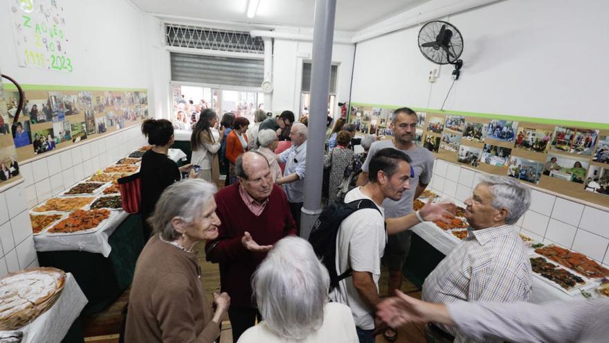 Voluntarios y colaboradores disfrutaron del ágape organizado por Zaqueo. | MANU MIELNIEZUK