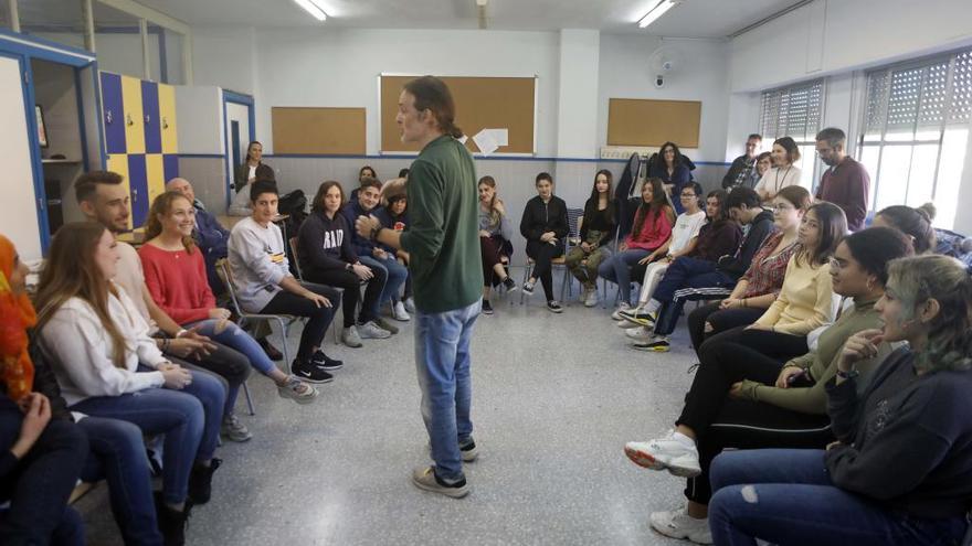 Alumnes amb cordes, pesss i ulleres que simulen els efectes de l&#039;alcohol en l&#039;organisme.