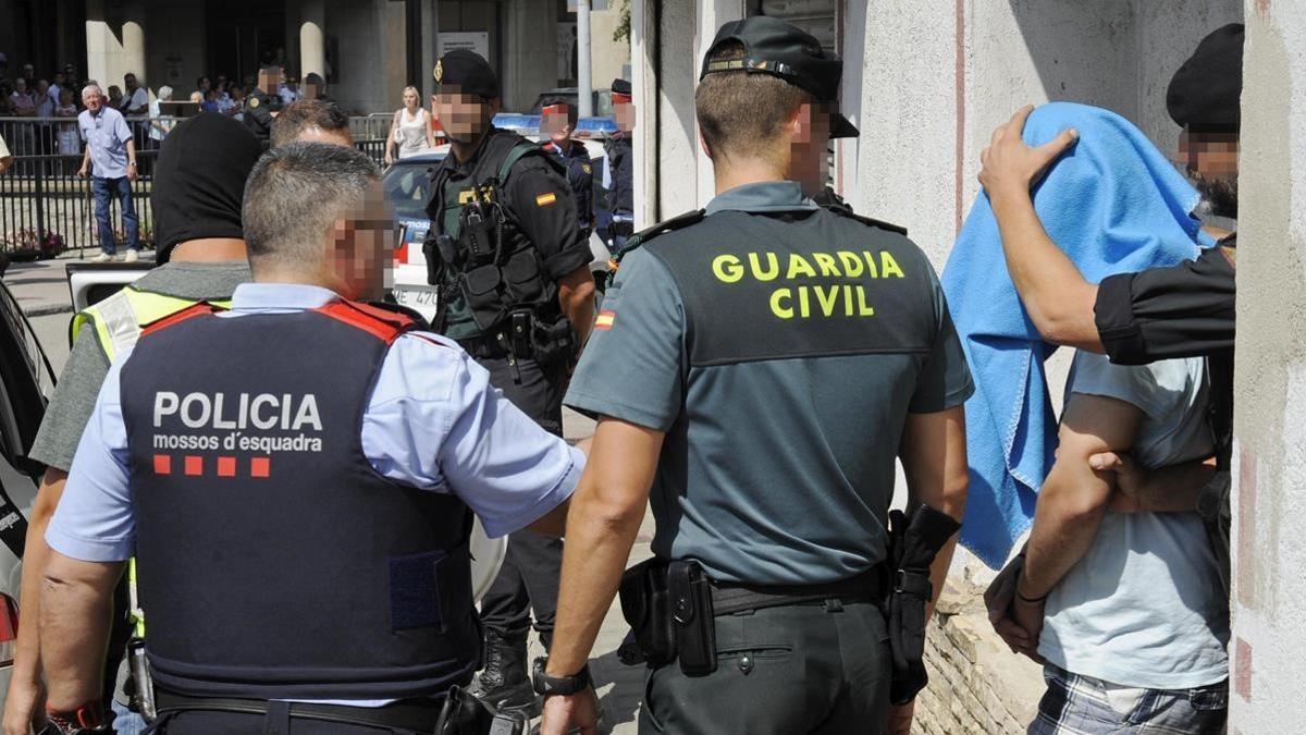 Guardia Civil y Mossos d Esquadra se llevan al detenido, esta mañana, en Ripoll