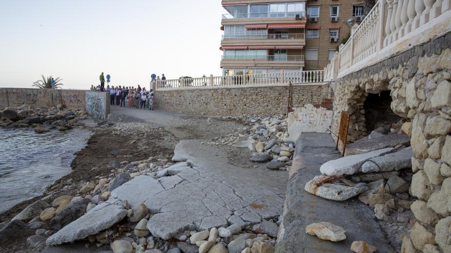 Cadena humana en la Albufereta para reclamar la regeneración de la costa de Alicante