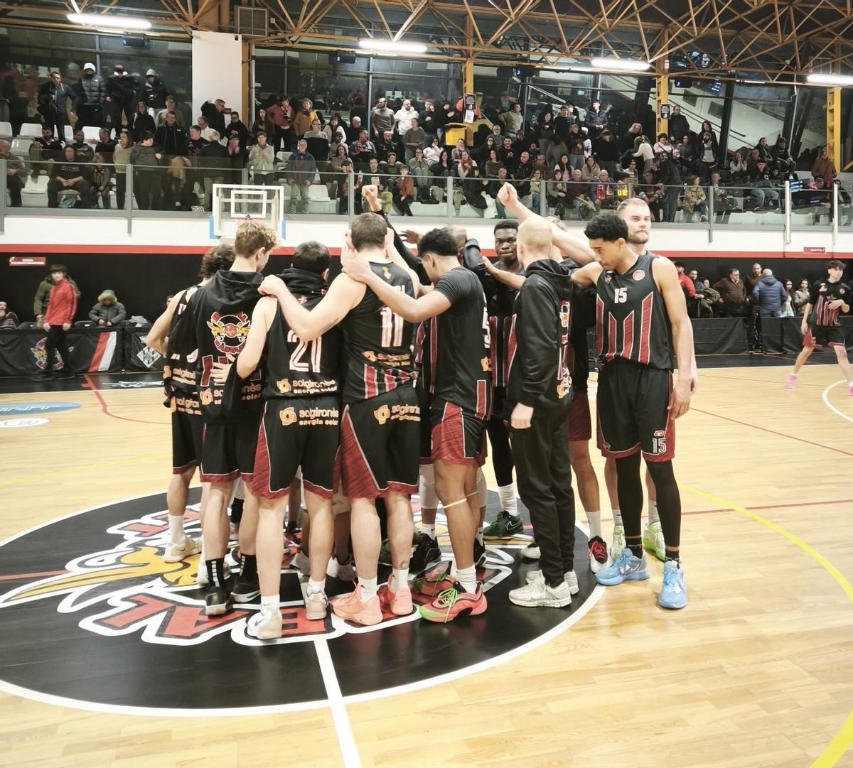 El Bisbal fent pinya al Pavelló Vell