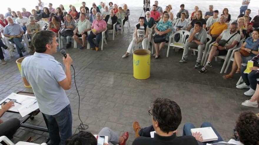 El alcalde, Xulio Ferreiro, habla, ayer, a los vecinos asistentes al &#039;Dillo ti&#039; y con los concejales tras él.