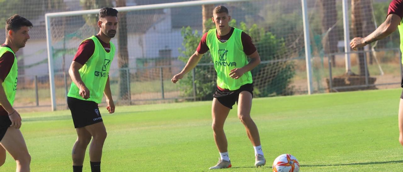 Jorge Moreno, a la derecha, durante la segunda sesión de trabajo con el grupo.