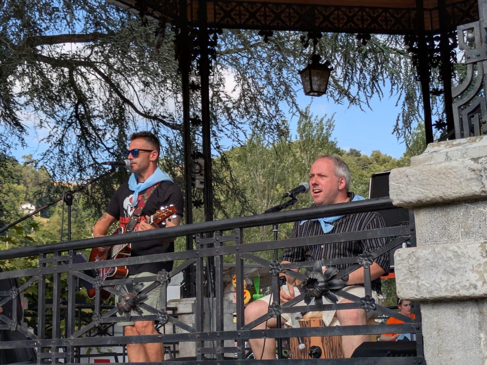 Jira y reparto del bollo en las fiestas de Santiago en Sama de Langreo