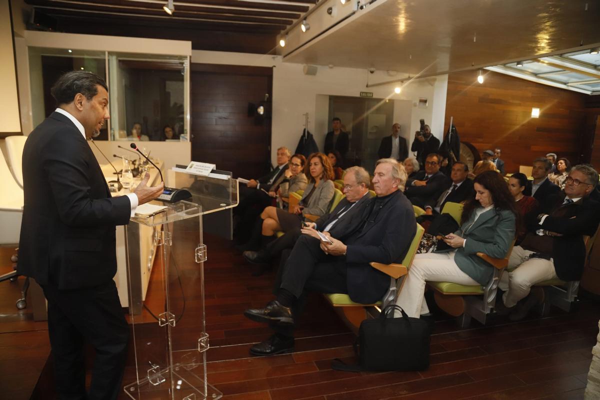 Autoridades políticas, representantes institucionales y empresarios, entre los asistentes a la jornada de Casa Árabe.