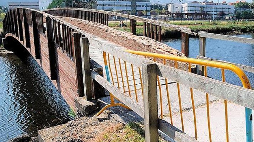 Uno de los puentes de madera del parque, que serán reemplazados dado su deterioro.