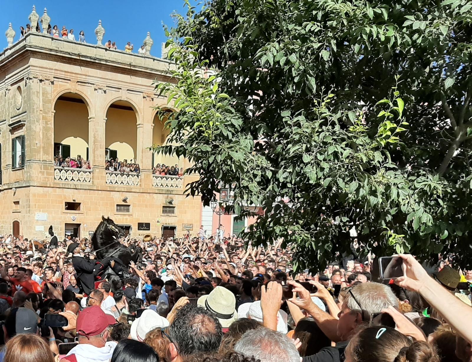 Las fotos de primer toc de flabiol en Ciutadella al que han asistido miles de mallorquines