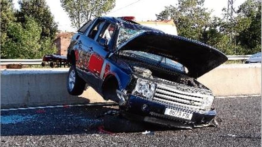 Estat en què va quedar el tot terreny que va sortir de la via a Vila-sacra.