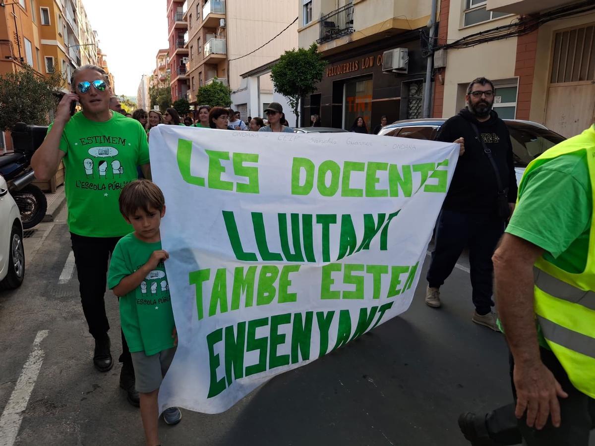 Las imágenes de la multitudinaria e histórica manifestación de los docentes y familias en Dénia
