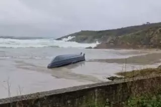 Aparece una planeadora en la playa muxiana de Nemiña equipada con cuatro motores