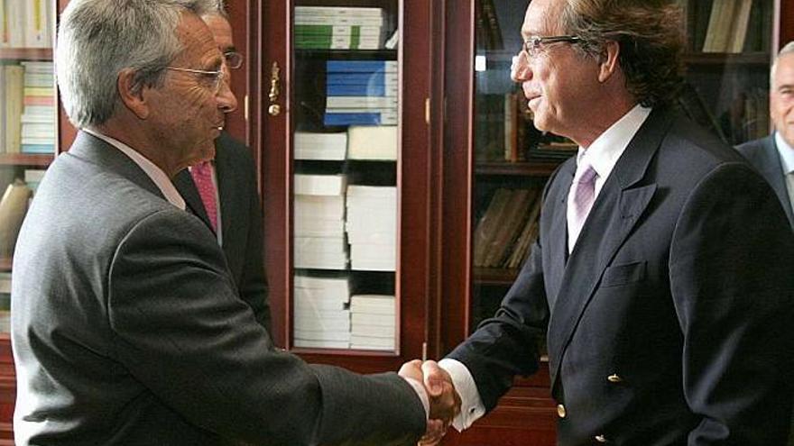 Julio Fernández Gayoso y José Luis Méndez se saludan en un encuentro en Santiago. / lavandeira jr