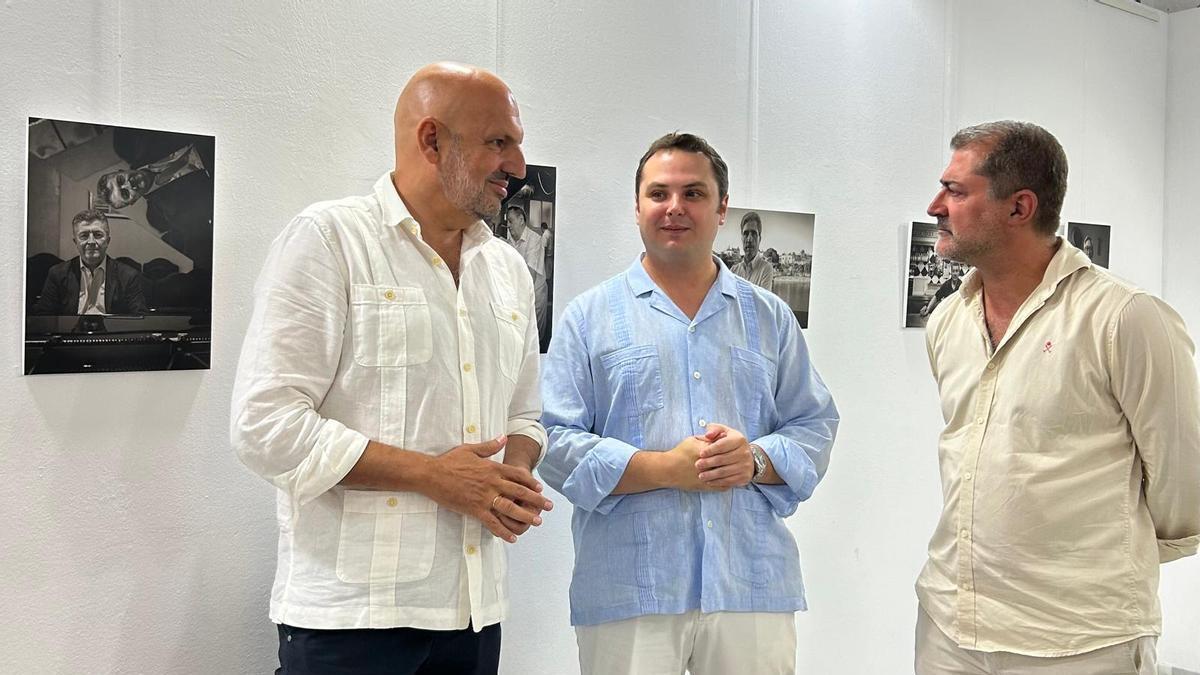 El Delegado del Distrito Triana, Manuel Alés, junto al autor de la exposición Juan Romero Prieto en la inauguración.
