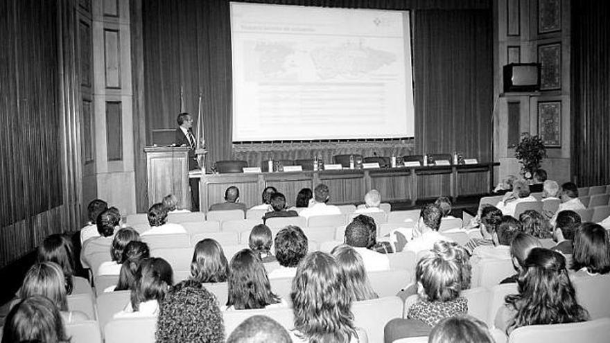 Mario González, gerente del actual Hospital Universitario Central de Asturias, durante la conferencia que impartió ayer a los nuevos médicos residentes.