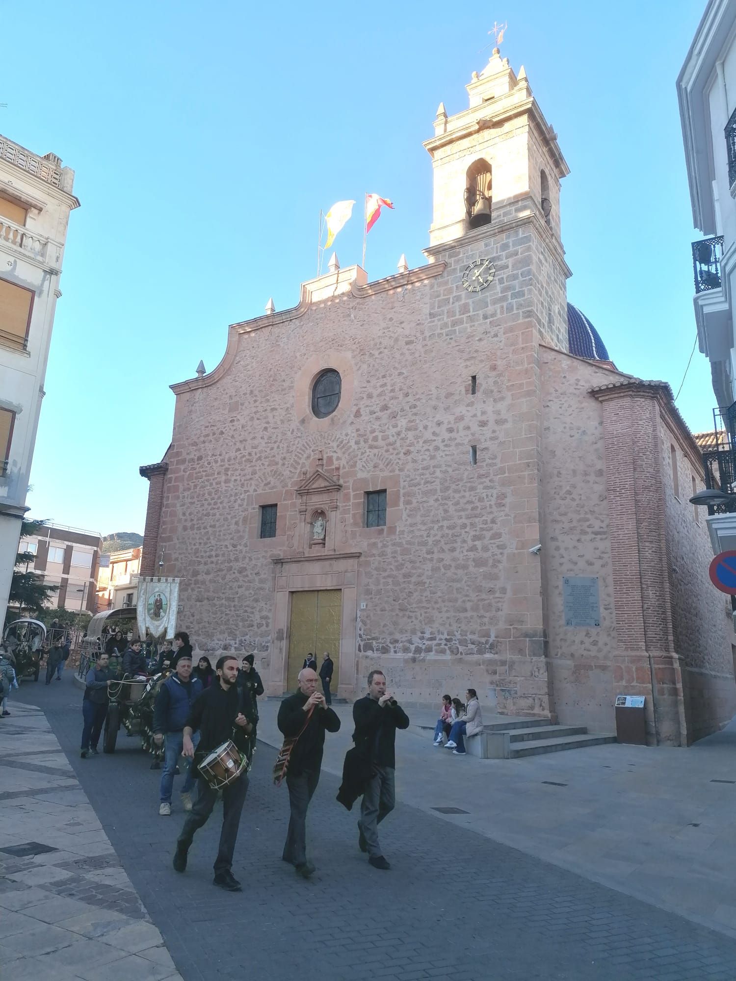 La Vall recupera su multitudinario pasacalle de Sant Antoni