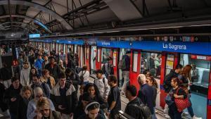 Barcelona 25/03/2026 Barcelona. Metro más lleno por la subida del precio de la gasolina. -En la imagen, saturación en el andén de la estación de metro de Sagrera. AUTOR: JORDI OTIX