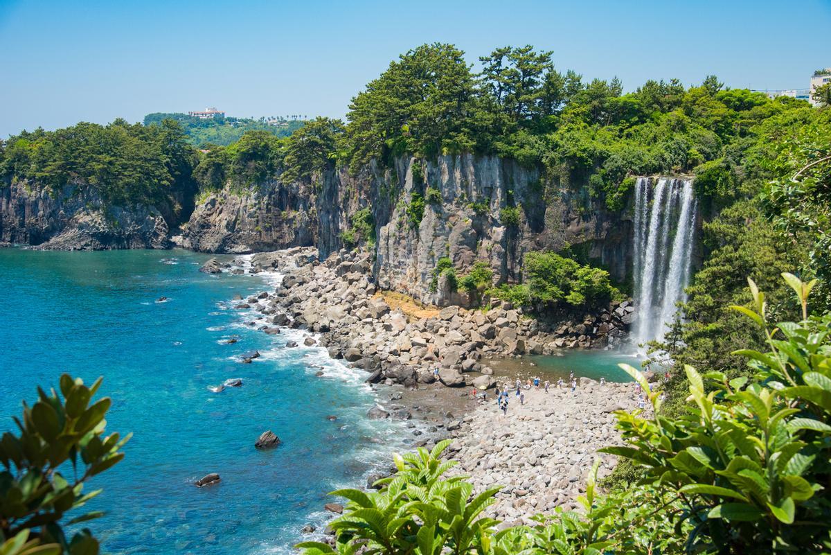 La cascada Jeongbang en la isla de Jeju es famosa por ser la única de Asia que cae directamente al océano