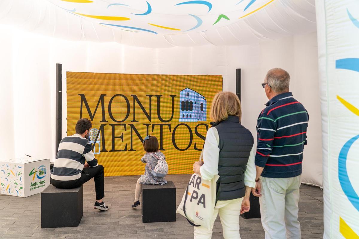 El interior del montaje, con visitantes viendo un vídeo promocional