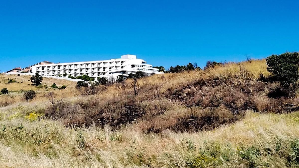 Zona quemada junto a la residencia de mayores de Plasencia.