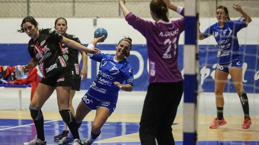 La jugadora del Jofemesa Celia, con el balón, se dispone a tirar en el partido de ayer en el Florida Arena.