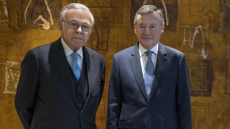 El presidente de Criteria Caixa y la Fundación La Caixa,  Isidro Fainé, (i)  junto aL Consejero delegado de CriteriaCaixa, Ángel Simón (d)