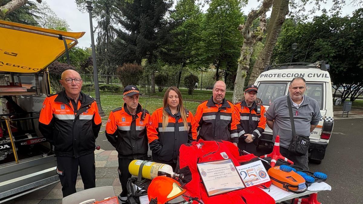 Voluntarios de la agrupación de Protección Civil de Langreo, que cumple 25 años