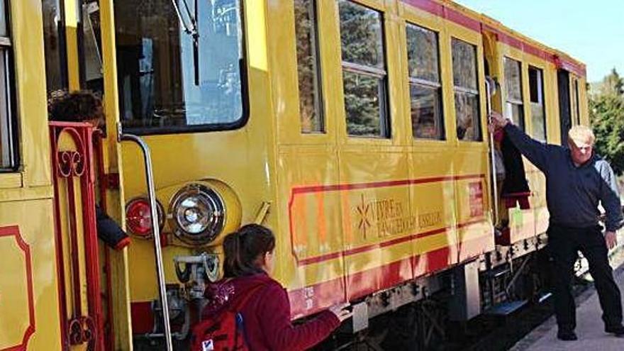 Usuaris del Tren Groc pujant en un dels trams del recorregut del popular &#039;Canari&#039; per la Cerdanya