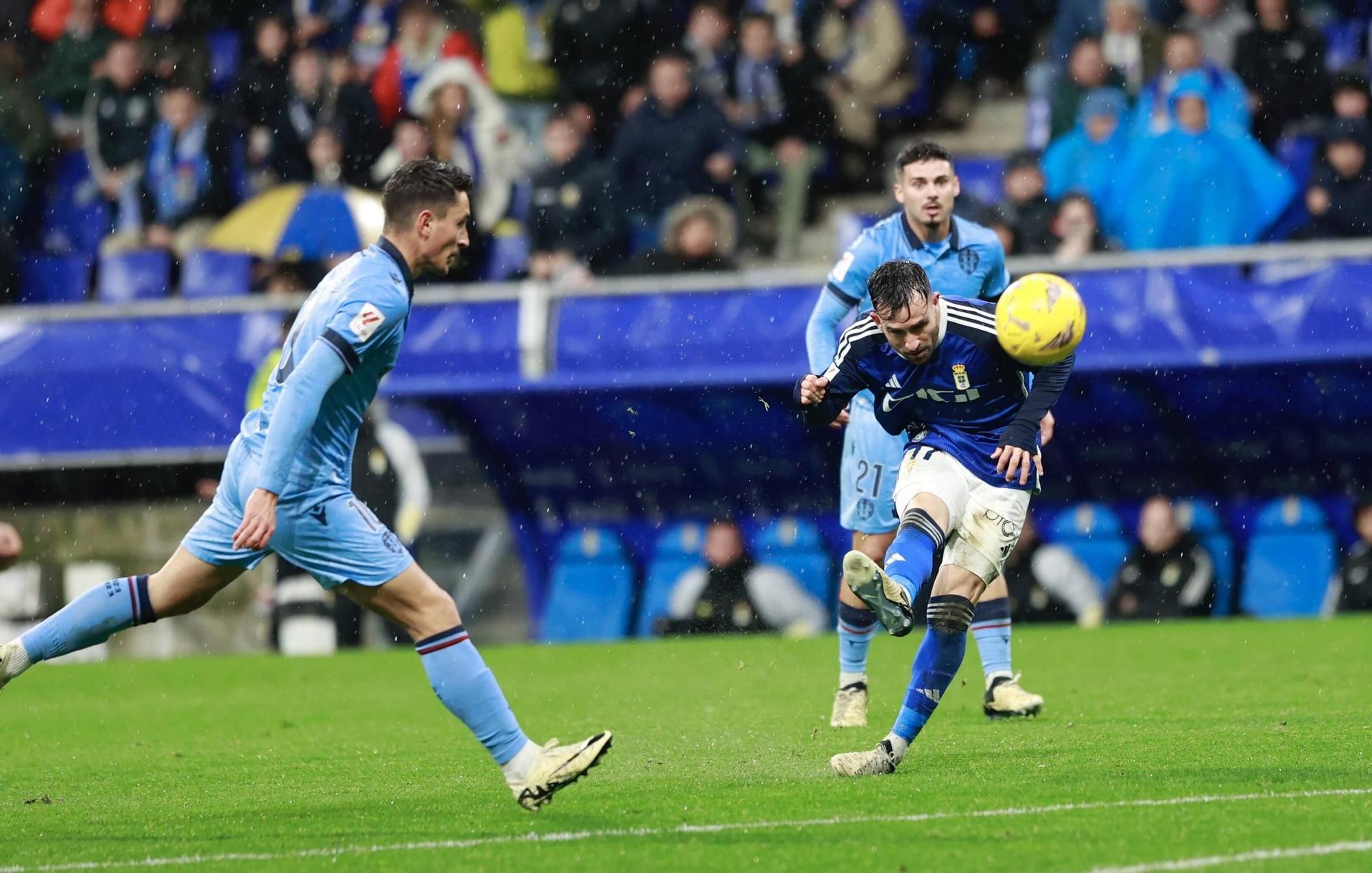 EN IMÁGENES: Ambiente y partido de un Real Oviedo-Levante pasado por agua