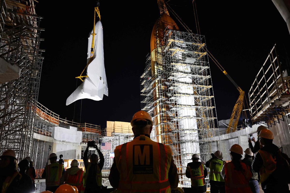 El transbordador Endeavour se instala en California para ser expuesto