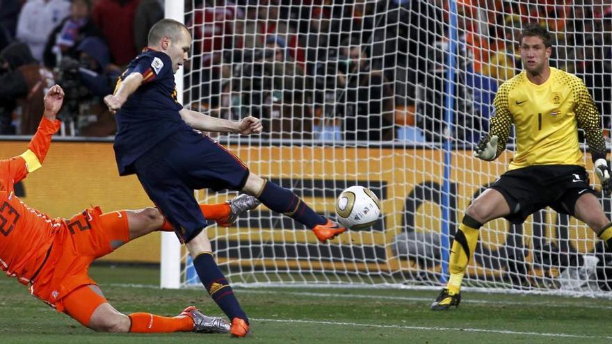 Iniesta marca el gol de la victoria para España en el Mundial 2010.