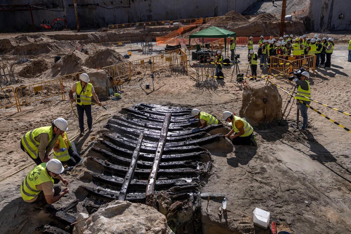 Un barco del siglo XV emerge entre las obras de la Ciutadella del Coneixement en Barcelona