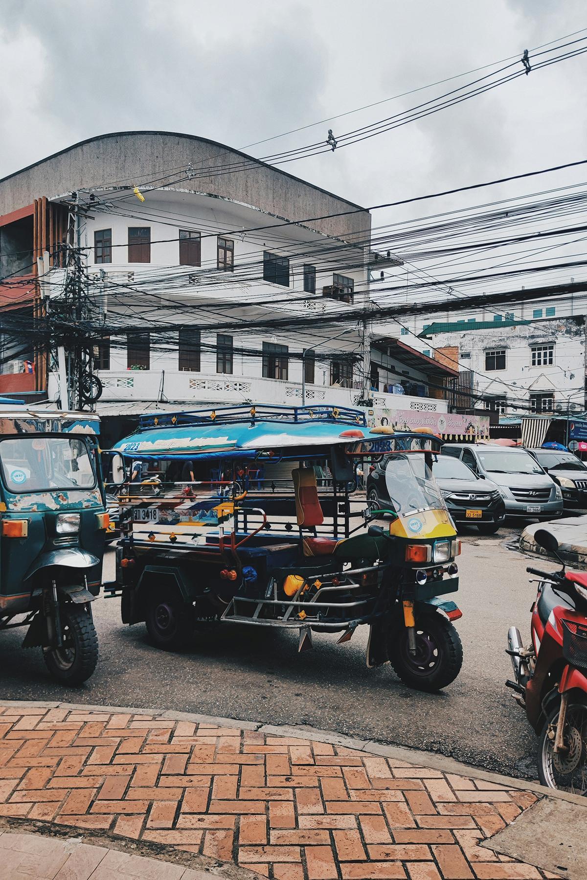 Los tuk-tuks forman parte del paisaje urbano de Vientiane, una capital tranquila donde Laos muestra su ritmo más cotidiano.