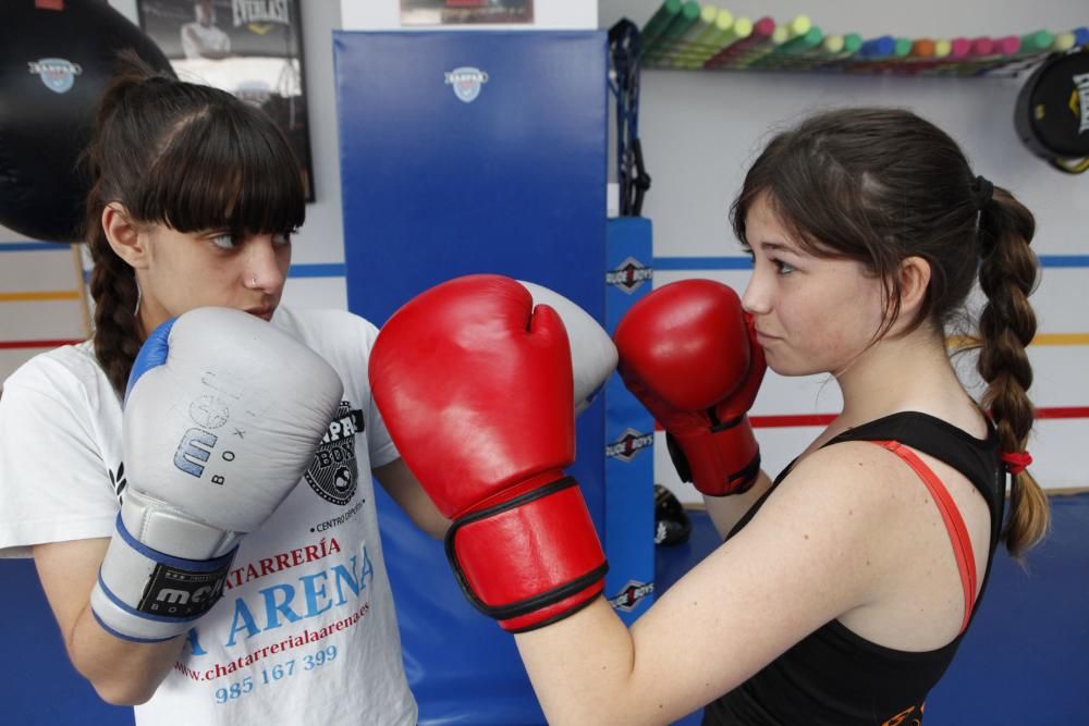 Las asturianas Aida Llada, de 14 años, y Andrea Mateos, de 19, campeonas de España de boxeo femenino