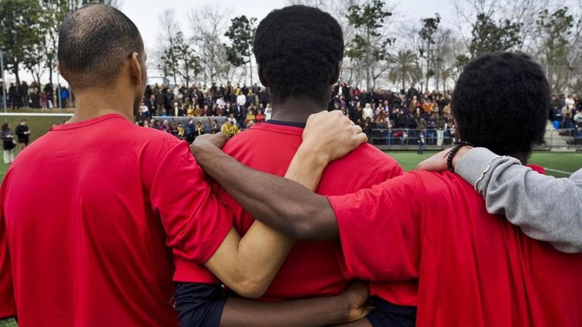 Participantes en un partido contra el racismo y la xenofobia.