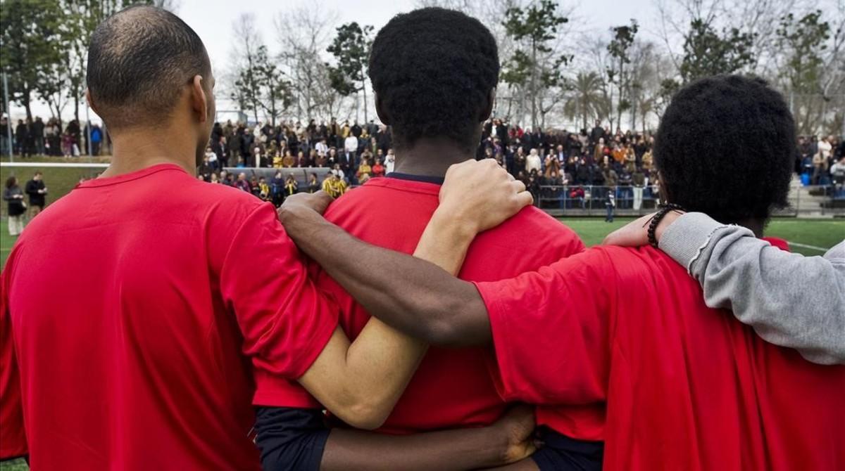 Participantes en un partido contra el racismo y la xenofobia.