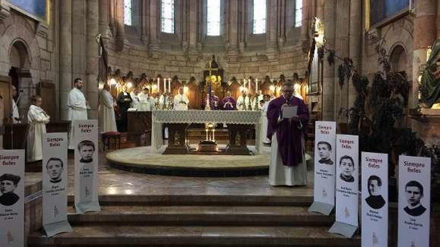 El altar de la basílica de Covadonga, con las imágenes de los beatos.