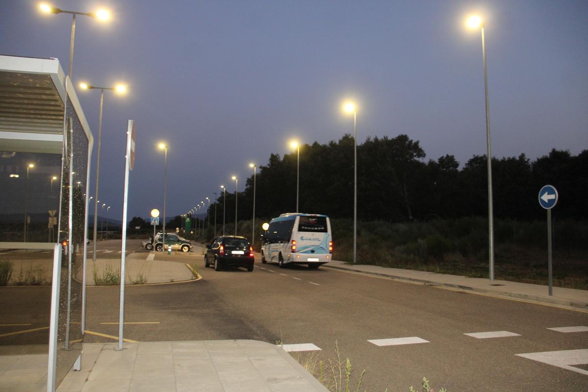 Autobús de la Junta que suple al tren
