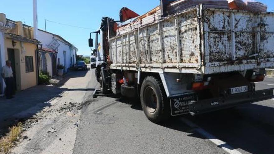 El camión y el propietario de la casa, cuyo coche fue alcanzado.