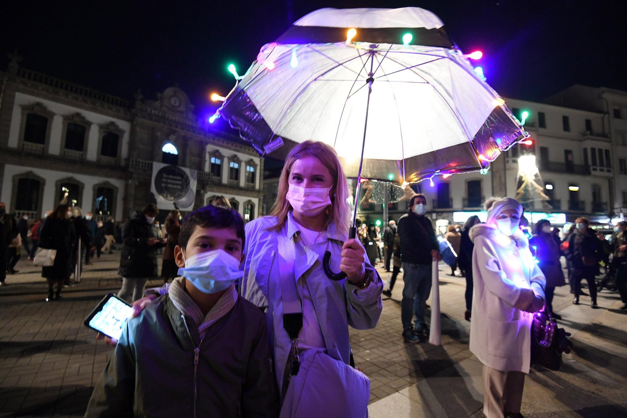 Los asistentes a la concentración luminosa en defensa de la sanidad pública