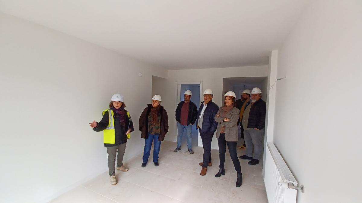 Los representantes municipales, en una de las habitaciones.