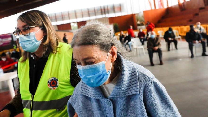 Pacientes esperan a ser vacunados en Seixal.