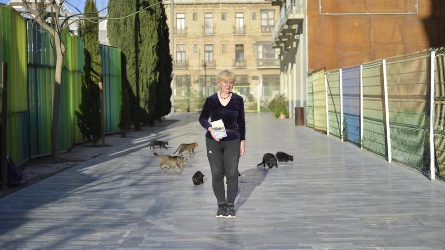 Una escritora británica publica un libro de poemas sobre los animales de Cartagena