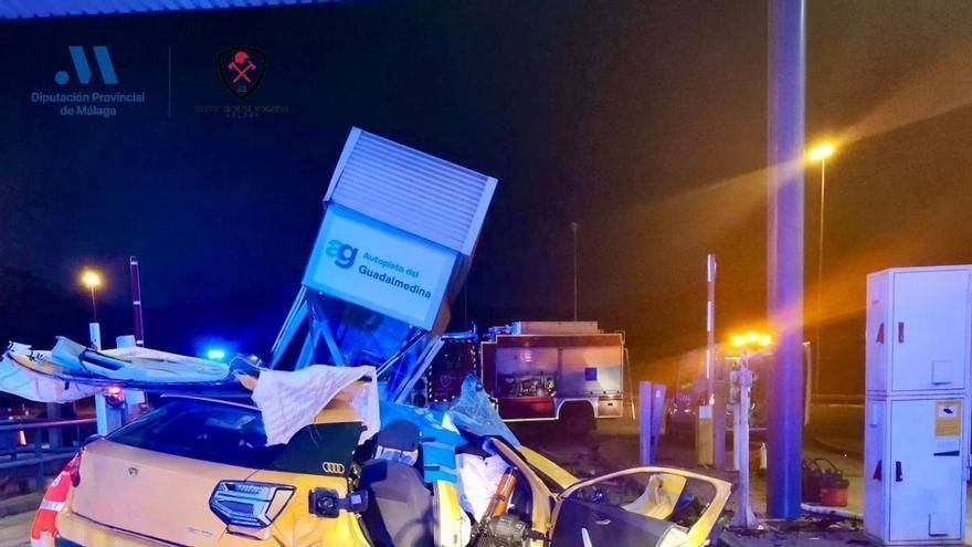 Un fallecido y dos heridos graves al colisionar su coche contra un peaje en Casabermeja