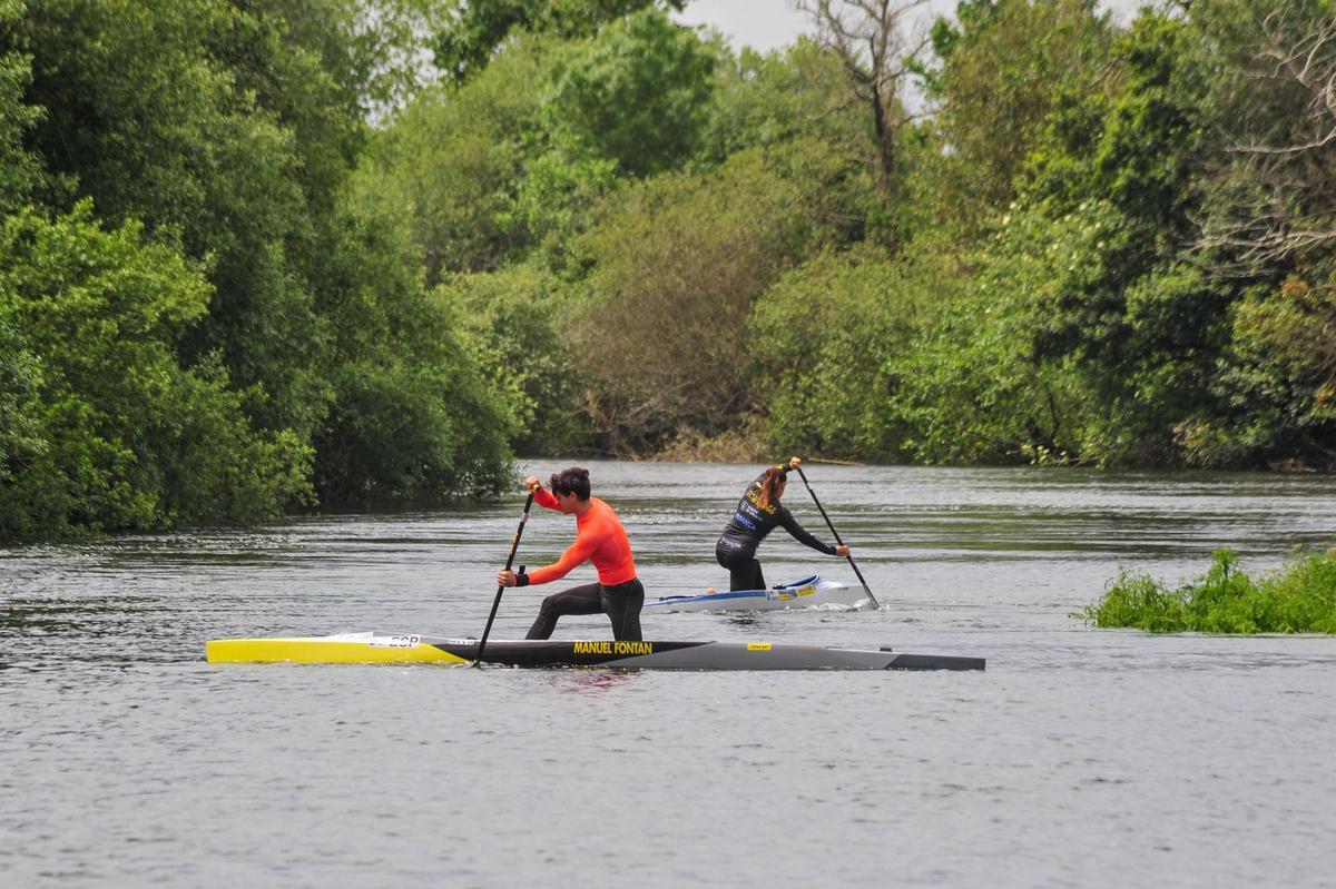 Piragüistas en el río Umia.