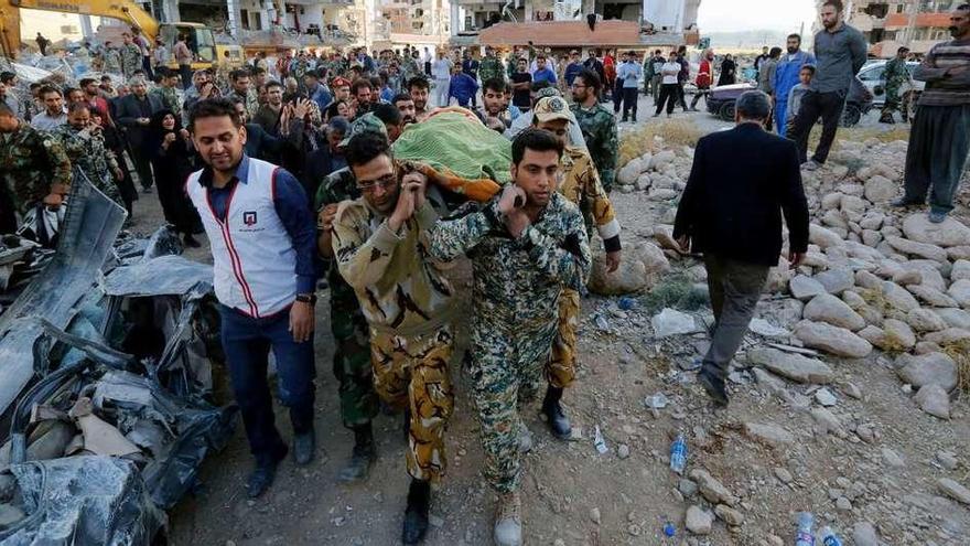 Los soldados acarrean un cadáver en Sharpol-e Zahab.