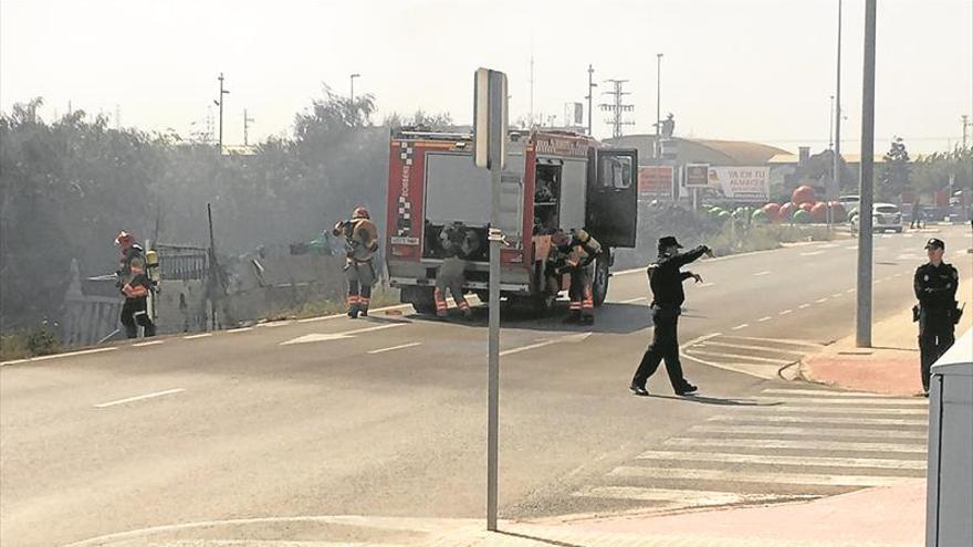 Un fuego en un solar llena de humo la avenida del Mar