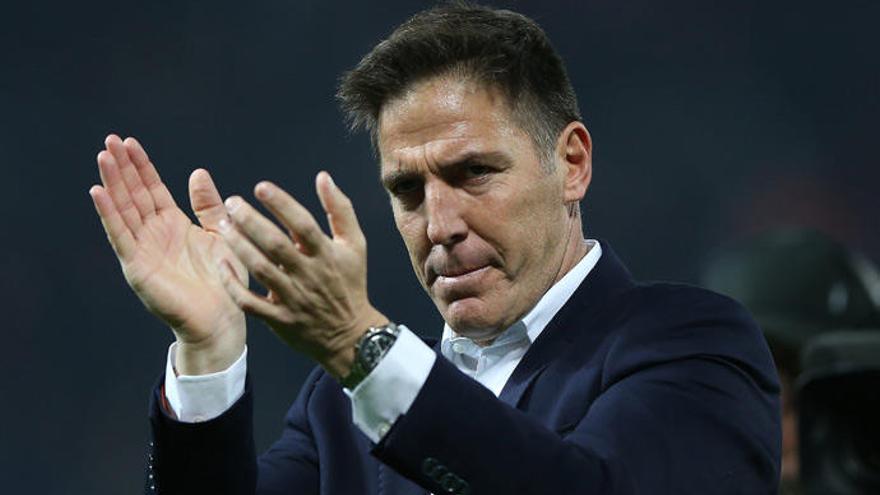 Berizzo agradece el apoyo a la afición en Old Trafford. // R. Grobas