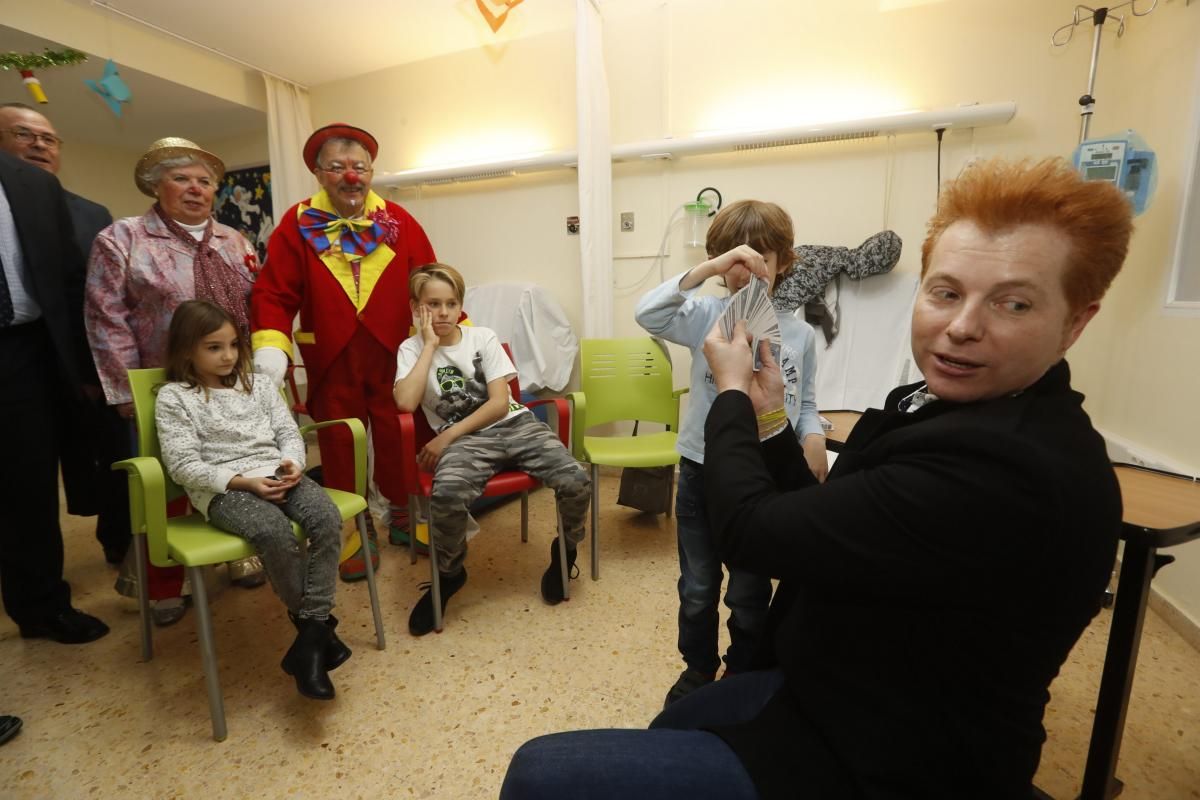 Yunke y Mel i Xispa llevan regalos y alegría a los niños del Hospital General